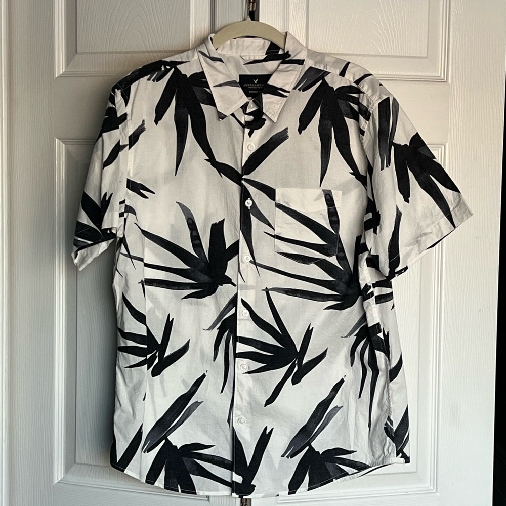 American Eagle White & Blue Floral Button Down Short Sleeve Shirt